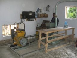 Nieuw gebouw met maïsmolen, winkel en naaiatelier
